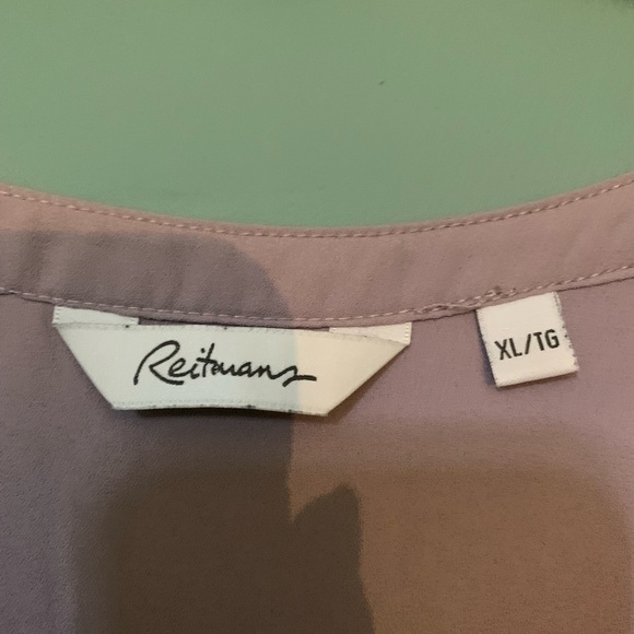 Loose fitting sleeveless blouse. - Picture 2 of 3